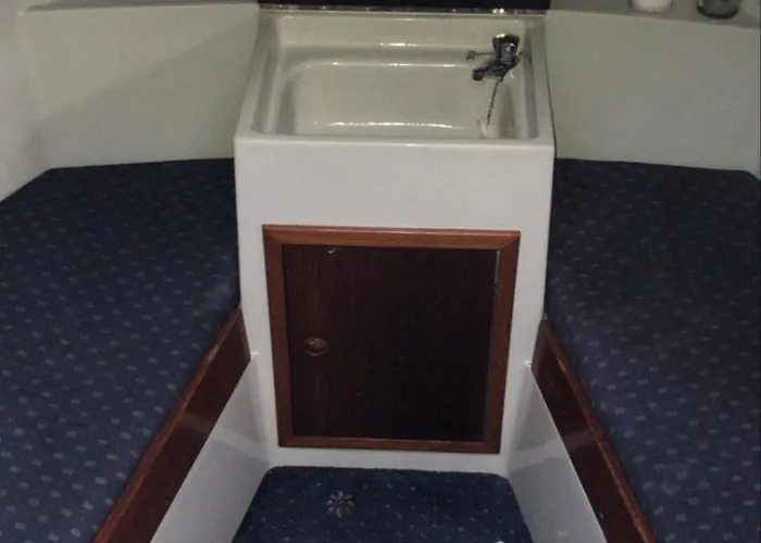 Botel Sailing Yachts - No Shower